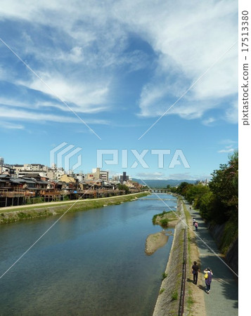 京都市的天際線鴨川 17513380