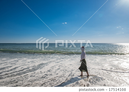 志摩的海女士正在觀看大海 17514108