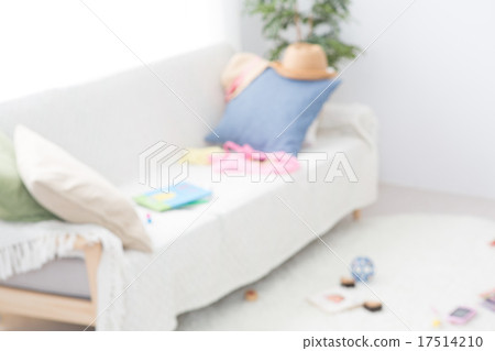 no people, scattered, in disarray 17514210