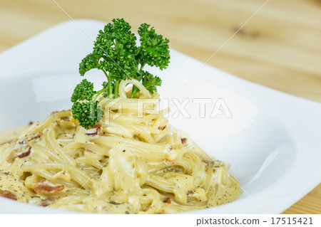 Spaghetti Cabonara with creamy sauce on wooden table Spaghetti Cabonara with creamy sauce on wooden table 17515421