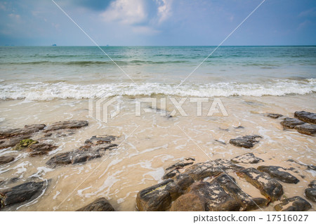 Rocks on the beach Rocks on the beach 17516027