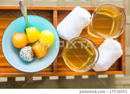 Ice tea with fruit 17516053