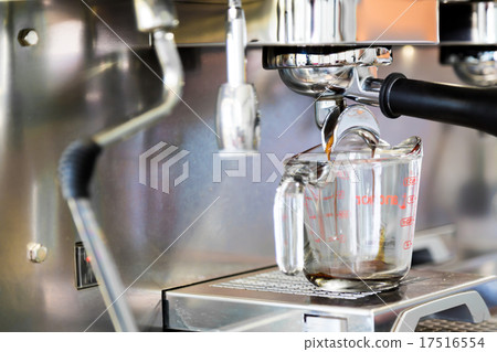 Prepares espresso in coffee shop Prepares espresso in coffee shop 17516554