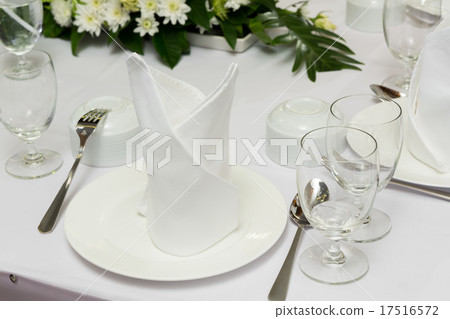 Elegant table setting Elegant table setting 17516572