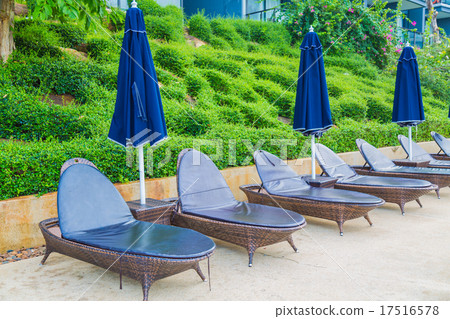 Swimming pool with relaxing seats 17516578