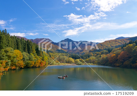 People who play boating with Daigenta lake in autumn People who play boating with Daigenta lake in autumn 17519209