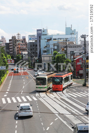 在Asukayama的電車軌道橫穿 在Asukayama的電車軌道橫穿 17519592