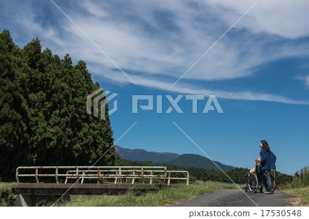 和奶奶和孫子一起散步 和奶奶和孫子一起散步 17530548