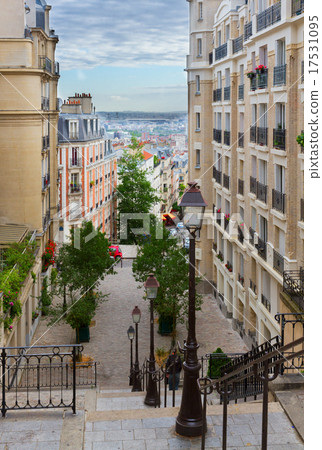 Monmartre street, Paris, France Monmartre street, Paris, France 17531095