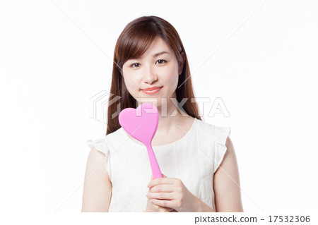 烹調煎鍋的新的妻子心臟微笑的面孔 17532306