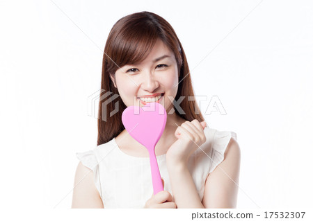 烹調煎鍋的新的妻子心臟微笑的面孔 烹調煎鍋的新的妻子心臟微笑的面孔 17532307