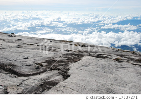 從基納巴盧山/山頂(沙巴/東馬來西亞/婆羅洲島)的視圖 從基納巴盧山/山頂(沙巴/東馬來西亞/婆羅洲島)的視圖 17537271