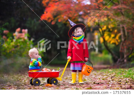 Kids trick or treat at Halloween Kids trick or treat at Halloween 17537655
