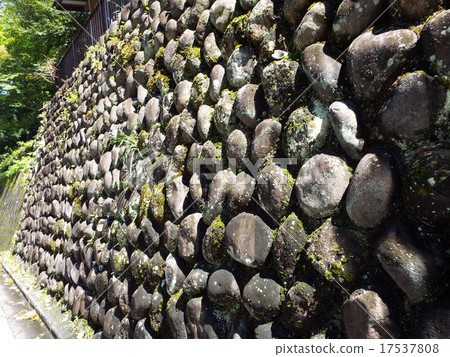 在山村里發現了許多裝滿鵝卵石的石牆 在山村里發現了許多裝滿鵝卵石的石牆 17537808