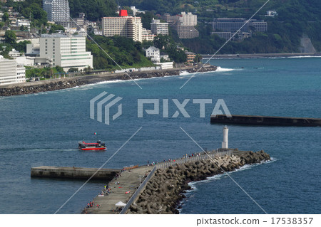 遊船離開颱風的熱海港和聖雷莫 17538357