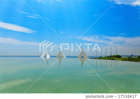 噴泉池塘和Kasai江邊水族館風帆和藍天 17538417