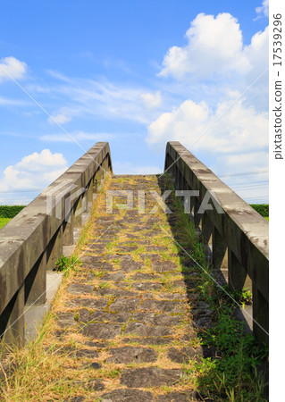 Blue sky and stone bridge 17539296