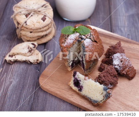 blackberry cupcake 17539410