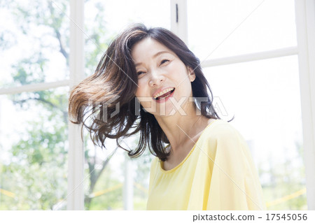 Beauty Image Hair Care Middle Female 17545056