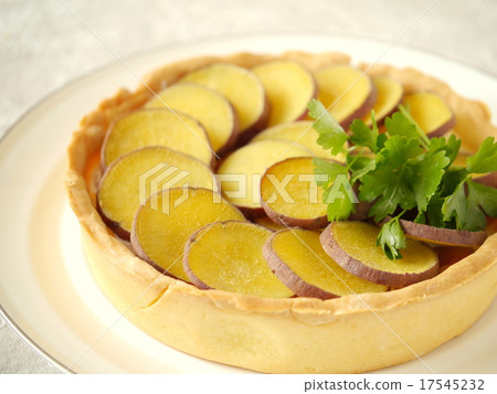 Sweet potato and gouda cheese tart hall (vertical position) Sweet potato and gouda cheese tart hall (vertical position) 17545232