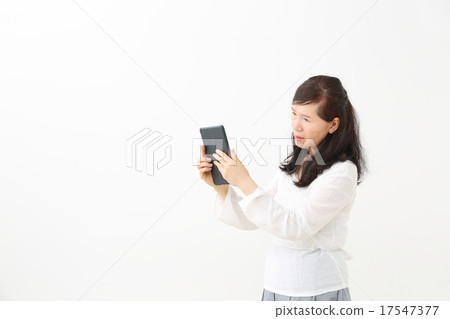 擔心的女士平板電腦 17547377