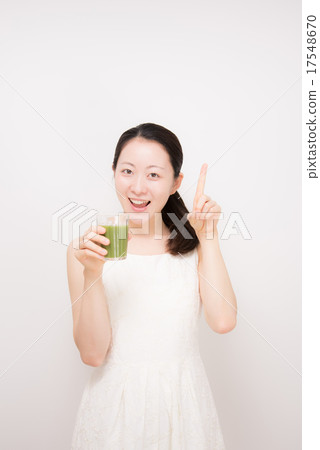Green juice women 17548670
