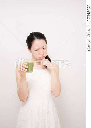 Green juice women 17548671