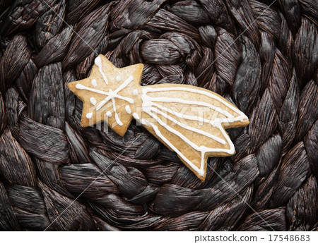 Shooting star shaped gingerbread cookie Shooting star shaped gingerbread cookie 17548683
