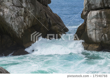 白色岩石和白崎海岸的波浪 17548788