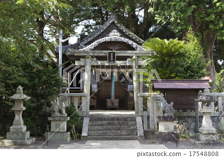 內原王子兒童神社的牌坊和信徒 17548808