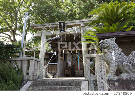 The torii and worshipers of Uchihara Oji child shrine 17548809