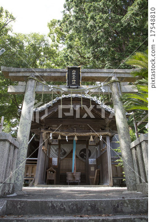 The torii and worshipers of Uchihara Oji child shrine 17548810