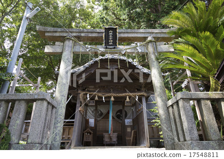 內原王子兒童神社的牌坊和信徒 17548811