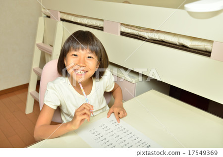 在小孩的房間裡學習的小學女孩 在小孩的房間裡學習的小學女孩 17549369
