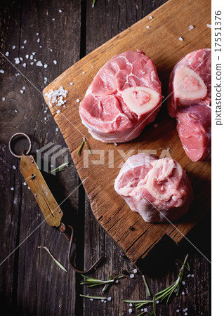 Raw osso buco 17551376