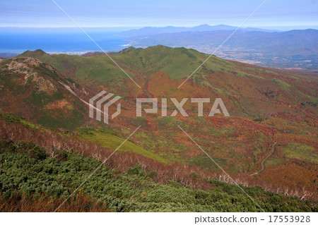 Fall mountain ranges seen from Niseko Annupuri 17553928