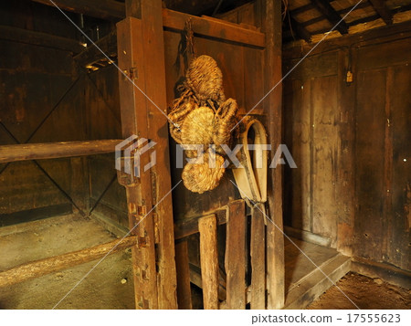 垂懸在穩定的馬warage在Hida高山的老私有房子附近 垂懸在穩定的馬warage在Hida高山的老私有房子附近 17555623