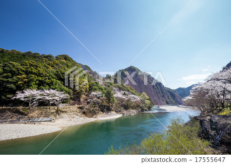 The spring of the Shikagaragawa monolith The spring of the Shikagaragawa monolith 17555647