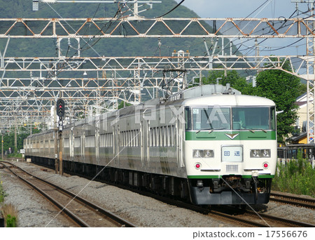 Shonan liner forwarding 185 series Hiratsuka station 17556676