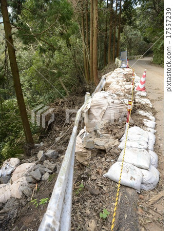 First aid to collapse of the road First aid to collapse of the road 17557239