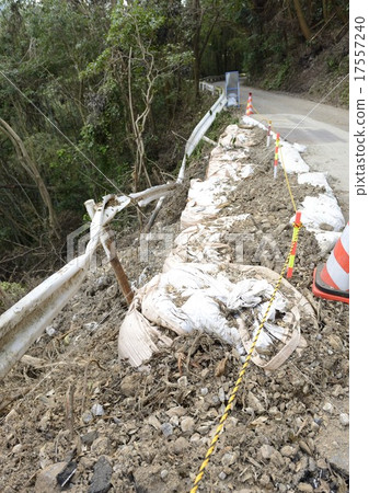 First aid to collapse of the road First aid to collapse of the road 17557240
