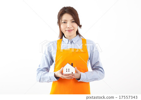 零售店家庭中心DIY女性職員與房子 零售店家庭中心DIY女性職員與房子 17557343