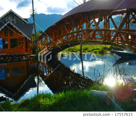 鄉間別墅和橋樑和河 17557615