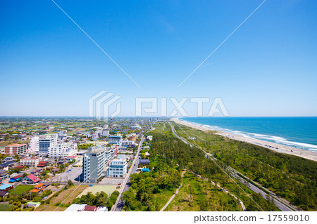 溫泉鎮的航拍照片在豐富的自然和收費公路附近運行 17559010