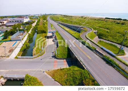 Kujukuri自行車道路的航拍照片平行於收費公路的收費站收費站 17559872