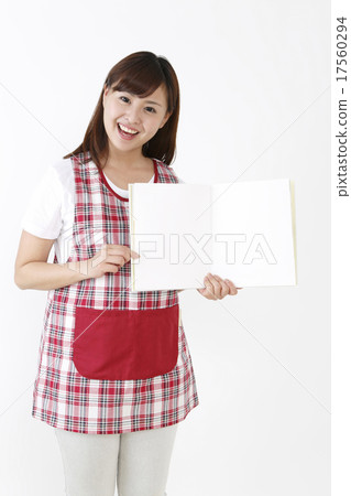 A woman who opens a book 17560294