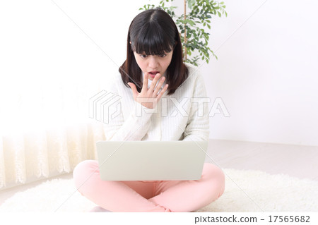 學校的女生 學校的女生 17565682