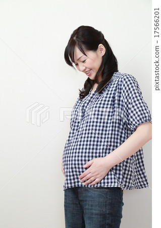 Mid-gestation woman in her 30's 17566201