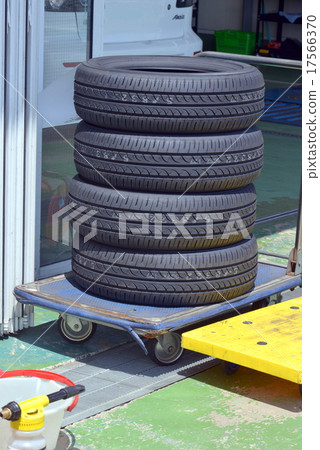 Tire 17566370