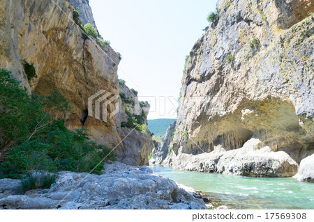 Lumbier canyon 17569308